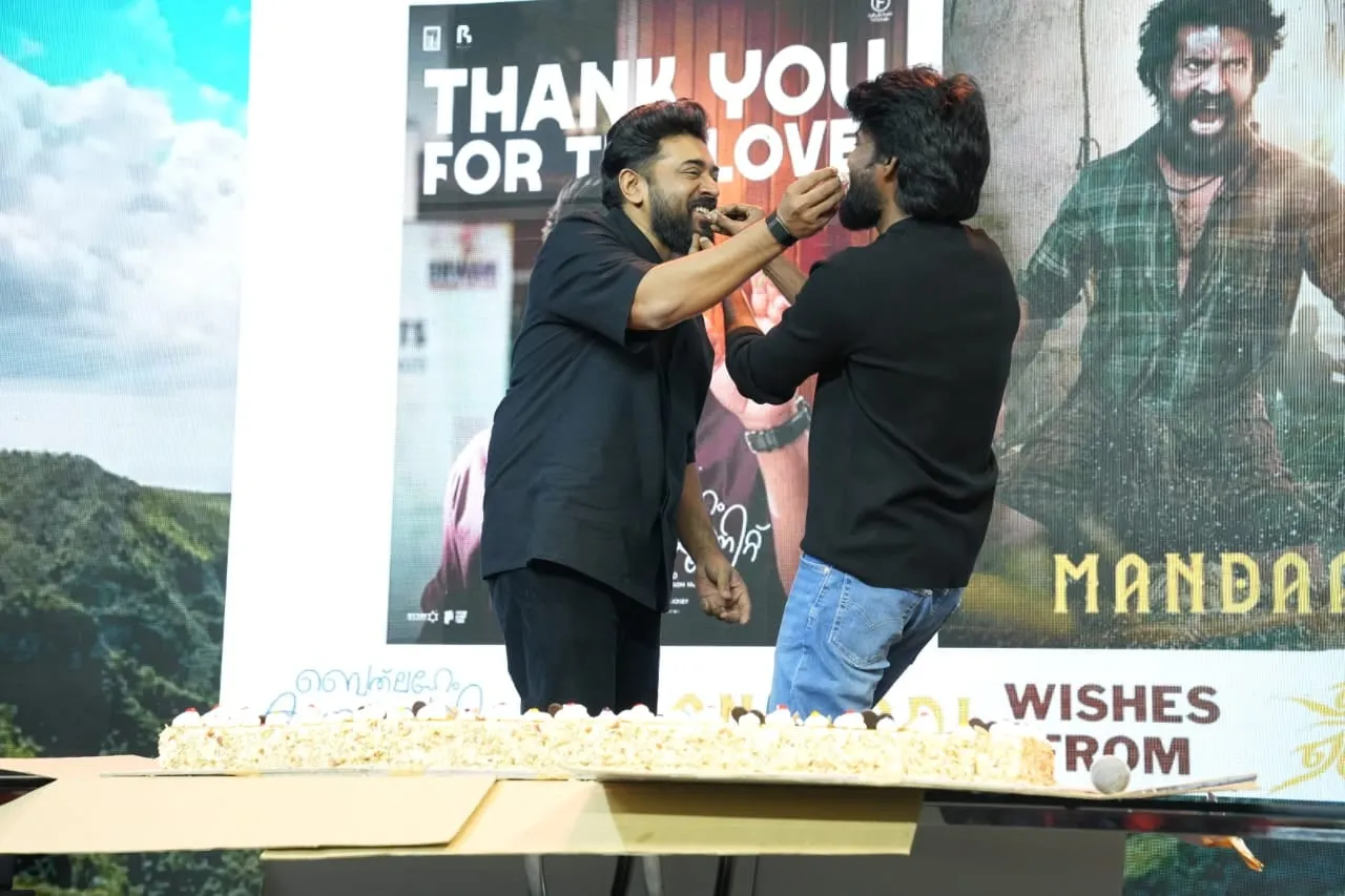 A cake-cutting celebration for Mandaadi shares the evening with Yezhu Kadal Yezhu Malai