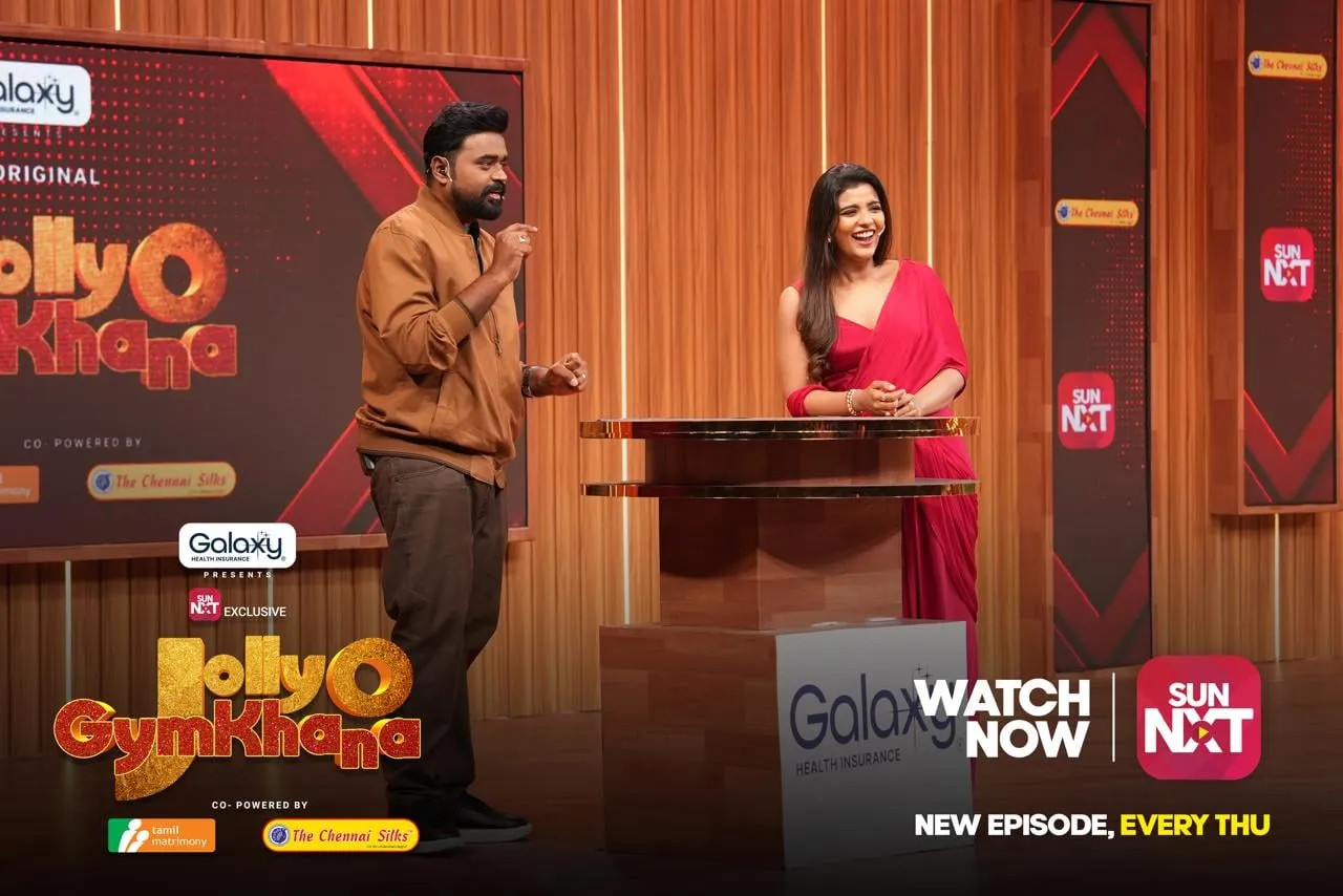 Aishwarya Rajesh in a red saree on the Jolly O Gymkhana set with host Jegan Krishnan.