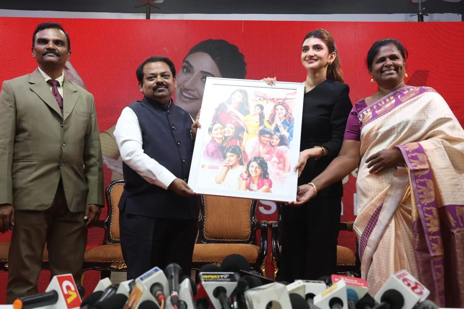 Sreeleela receives a framed multi-look portrait of herself from Chennais Amirta's chairman M. Boomeenaathaan, flanked by college representatives.