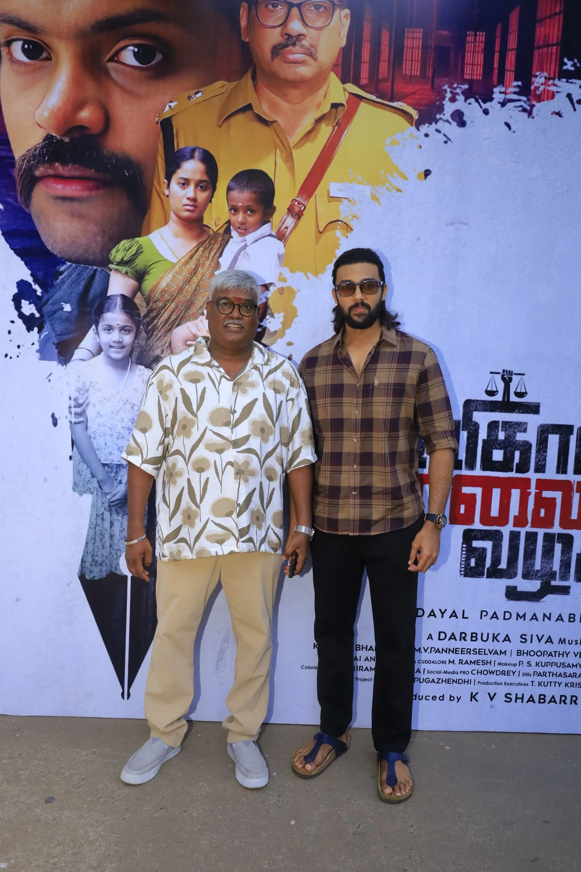 Director Dayal Padmanabhan with lead actor Vetri at the Lakshmikanthan Kolai Vazhakku event