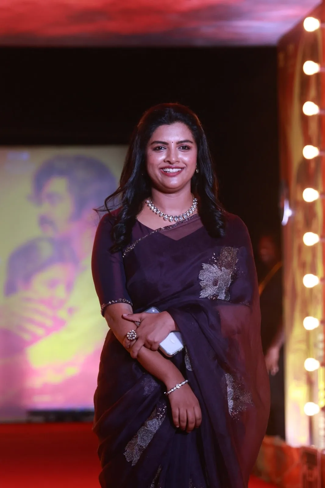 A guest in a dark sari at the Baththa music launch