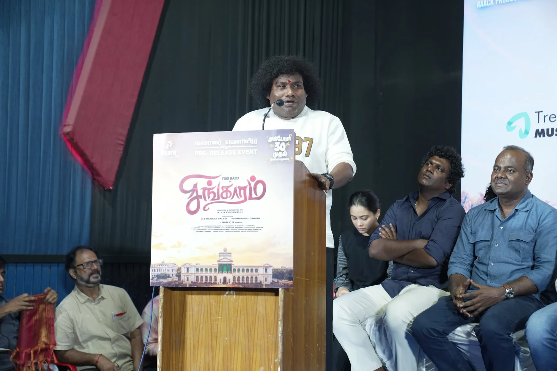 Yogi Babu addresses the gathering ahead of Singgaramm's release.